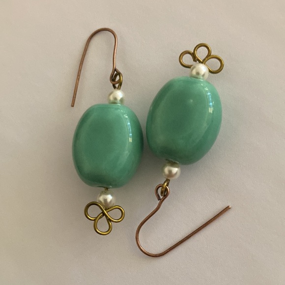 Earrings: Ceramic & faux pearl with antique brass - Picture 12 of 16